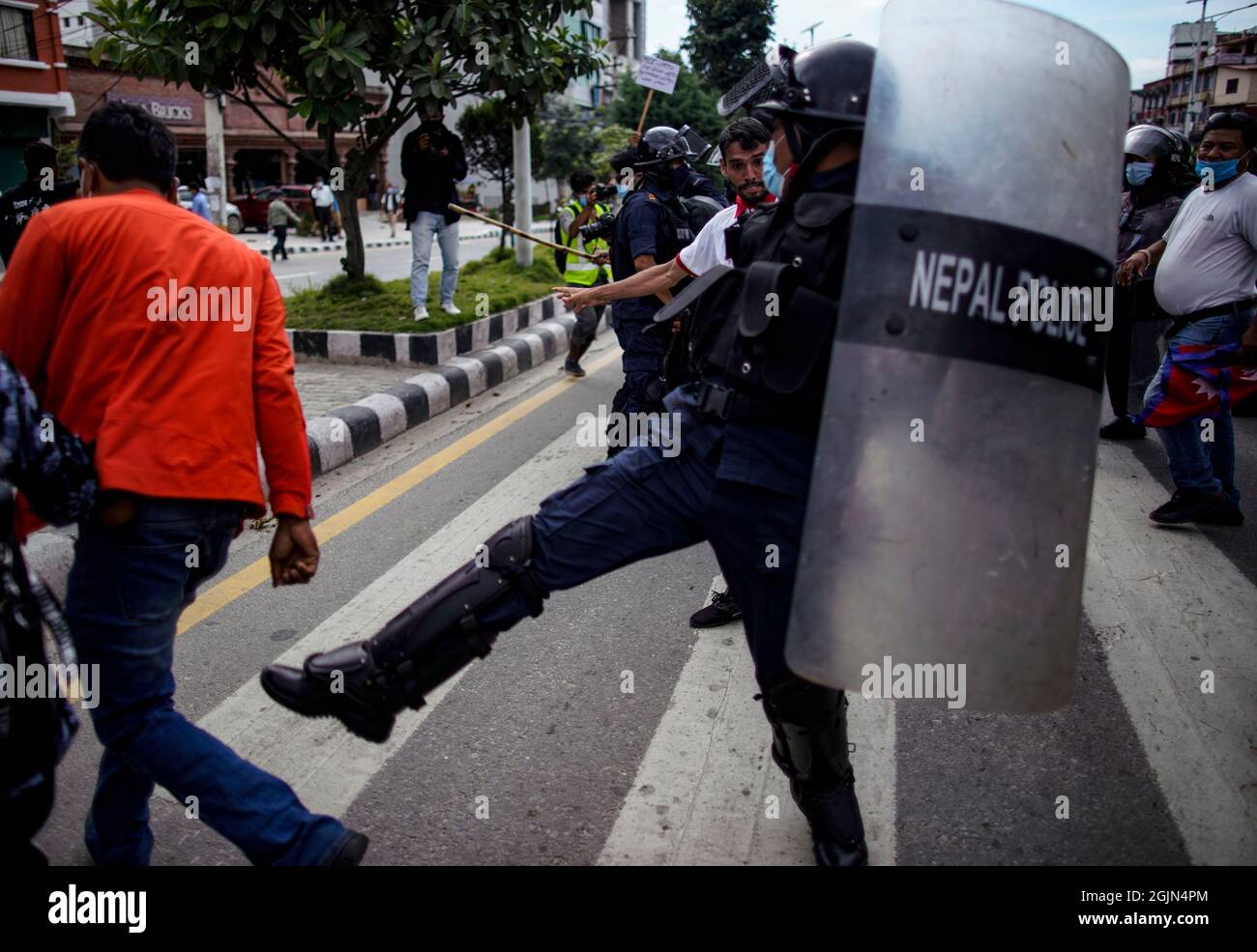 Kathmandu, Nepal. 11 Settembre 2021. I manifestanti di vari partiti politici dell'opposizione si scontrano con la polizia Riot vicino al Parlamento federale durante una protesta anti-governativa contro la Millennium Challenge Corporation (MCC), finanziata dagli Stati Uniti, a New Baneshwor a Kathmandu, Nepal, sabato 11 settembre 2021. (Credit Image: © Skanda Gautam/ZUMA Press Wire) Credit: ZUMA Press, Inc./Alamy Live News Foto Stock