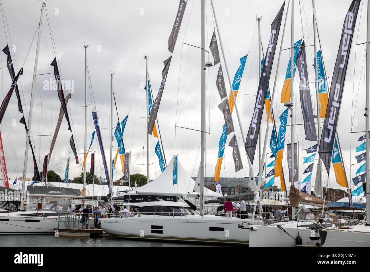 Southampton, Regno Unito. 10 Settembre 2021. Il 52° Southampton International Boat Show è in corso dopo essere stato purtroppo cancellato lo scorso anno a causa di Covid 19. Quest'anno ci sono più di 300 barche da vedere su un porticciolo appositamente costruito con tutto, dalle tavole da paddle stand up ai super yacht, c'è una barca per tutti insieme a stand commerciali, abbigliamento e tutto ciò che riguarda la nautica. Credit: Keith Larby/Alamy Live News Foto Stock