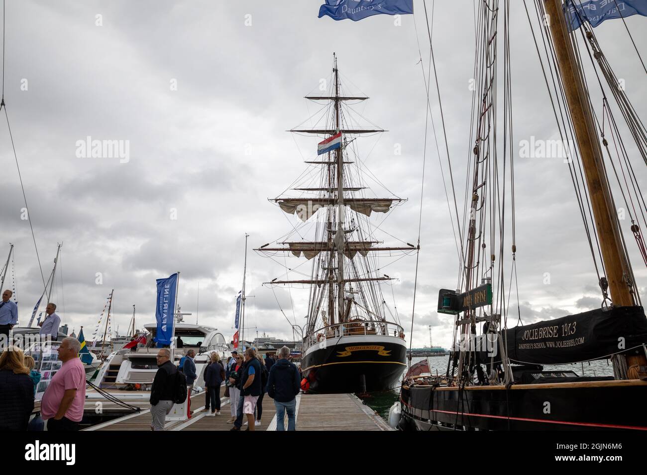 Southampton, Regno Unito. 10 Settembre 2021. Il 52° Southampton International Boat Show è in corso dopo essere stato purtroppo cancellato lo scorso anno a causa di Covid 19. Quest'anno ci sono più di 300 barche da vedere su un porticciolo appositamente costruito con tutto, dalle tavole da paddle stand up ai super yacht, c'è una barca per tutti insieme a stand commerciali, abbigliamento e tutto ciò che riguarda la nautica. Credit: Keith Larby/Alamy Live News Foto Stock