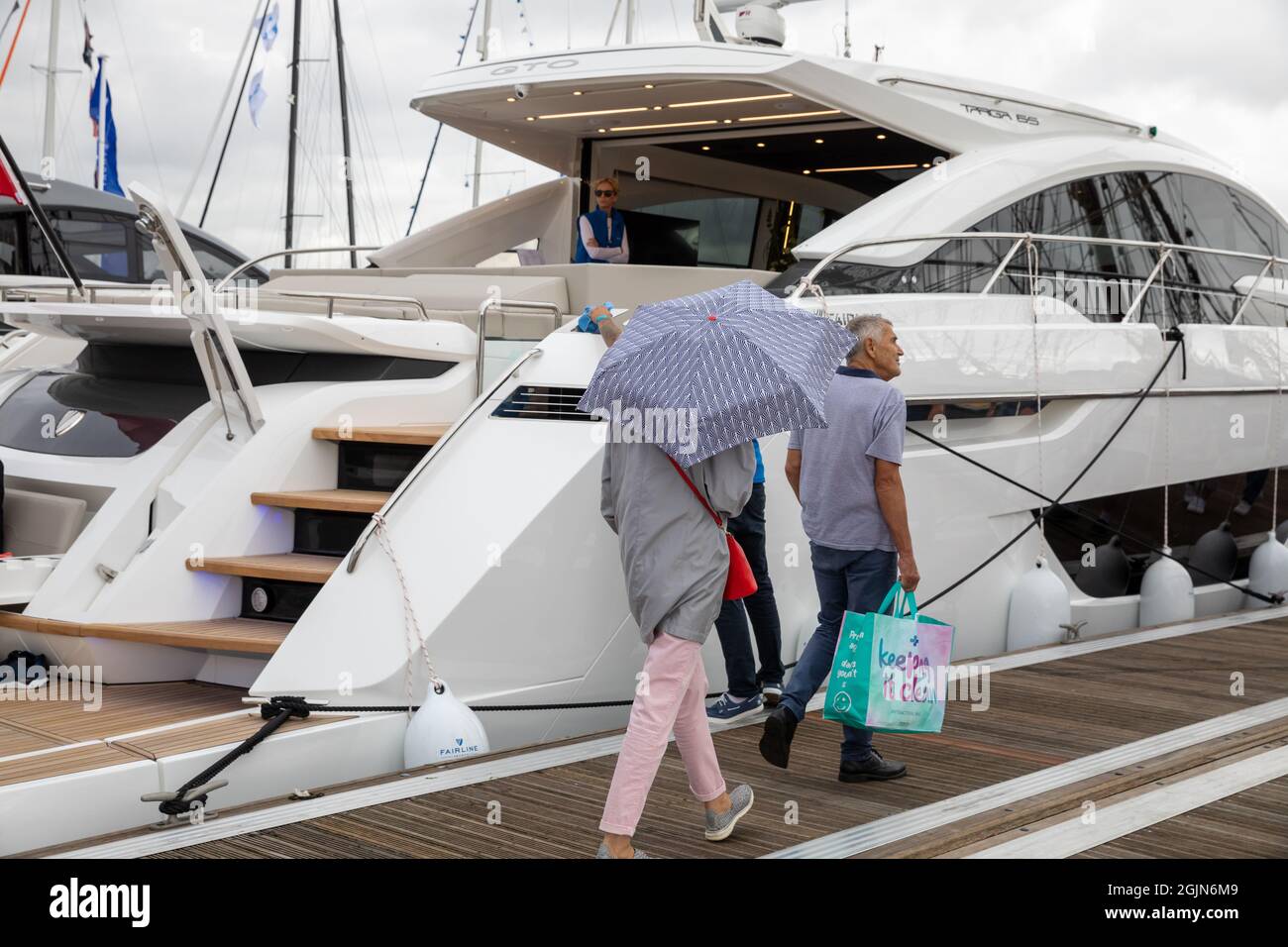 Southampton, Regno Unito. 10 Settembre 2021. Il 52° Southampton International Boat Show è in corso dopo essere stato purtroppo cancellato lo scorso anno a causa di Covid 19. Quest'anno ci sono più di 300 barche da vedere su un porticciolo appositamente costruito con tutto, dalle tavole da paddle stand up ai super yacht, c'è una barca per tutti insieme a stand commerciali, abbigliamento e tutto ciò che riguarda la nautica. Credit: Keith Larby/Alamy Live News Foto Stock