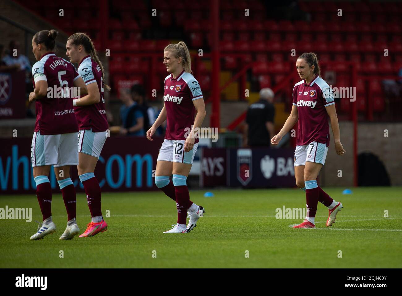 Londra, Regno Unito. 11 Settembre 2021. Lisa Evans di West Ham (7) si avvicina ai suoi compagni di squadra prima del calcio d'inizio alla Barclays fa Women's Super League West Ham vs Aston Villa. Credit: Liam Asman/Alamy Live News Foto Stock