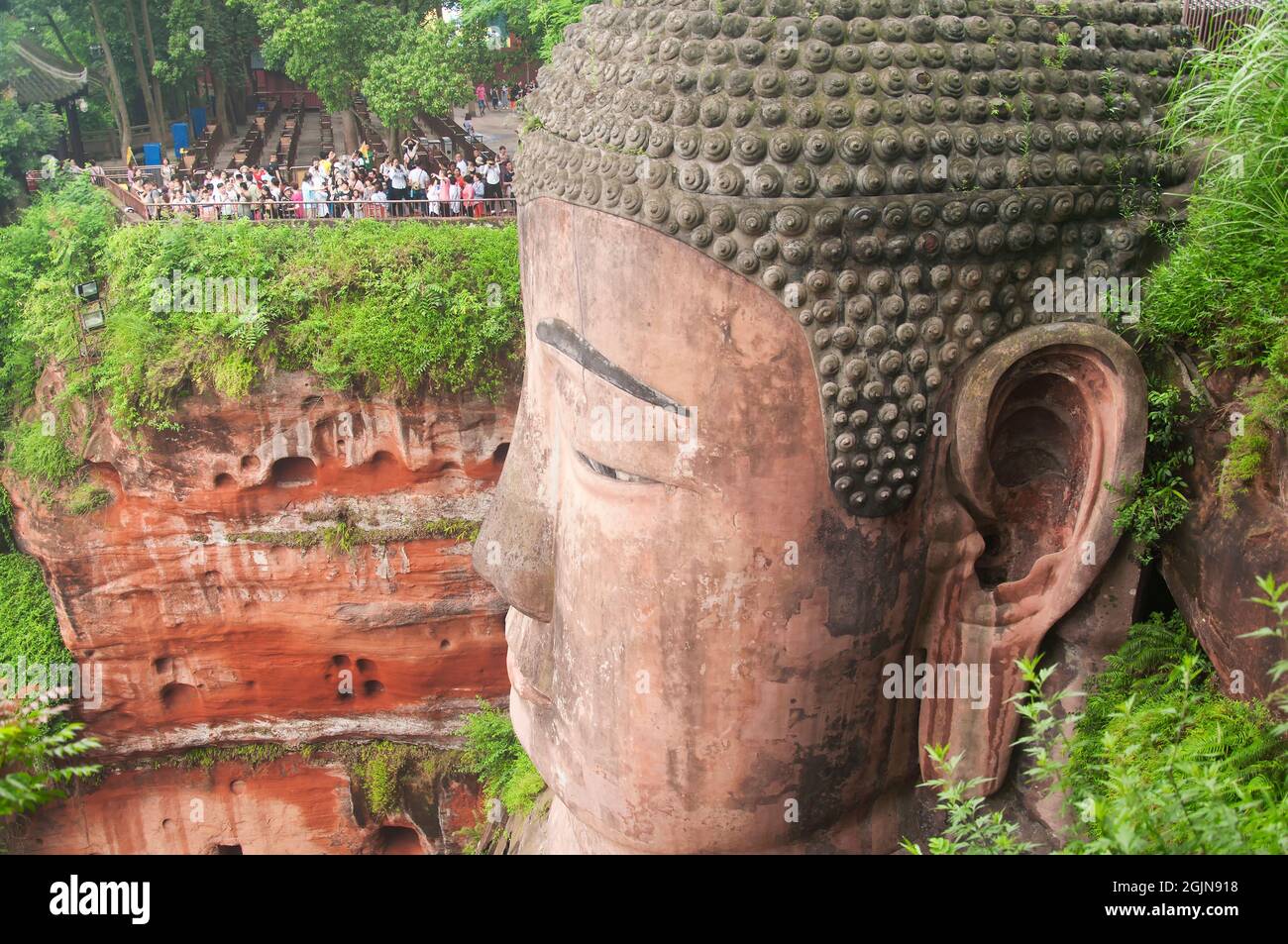 Giugno 24, 2018. Leshan, cina. I turisti che visitano l'antica statua gigante del buddha di Leshang situata nel distretto di Shizhong della provincia cinese di leshan sichuan Foto Stock