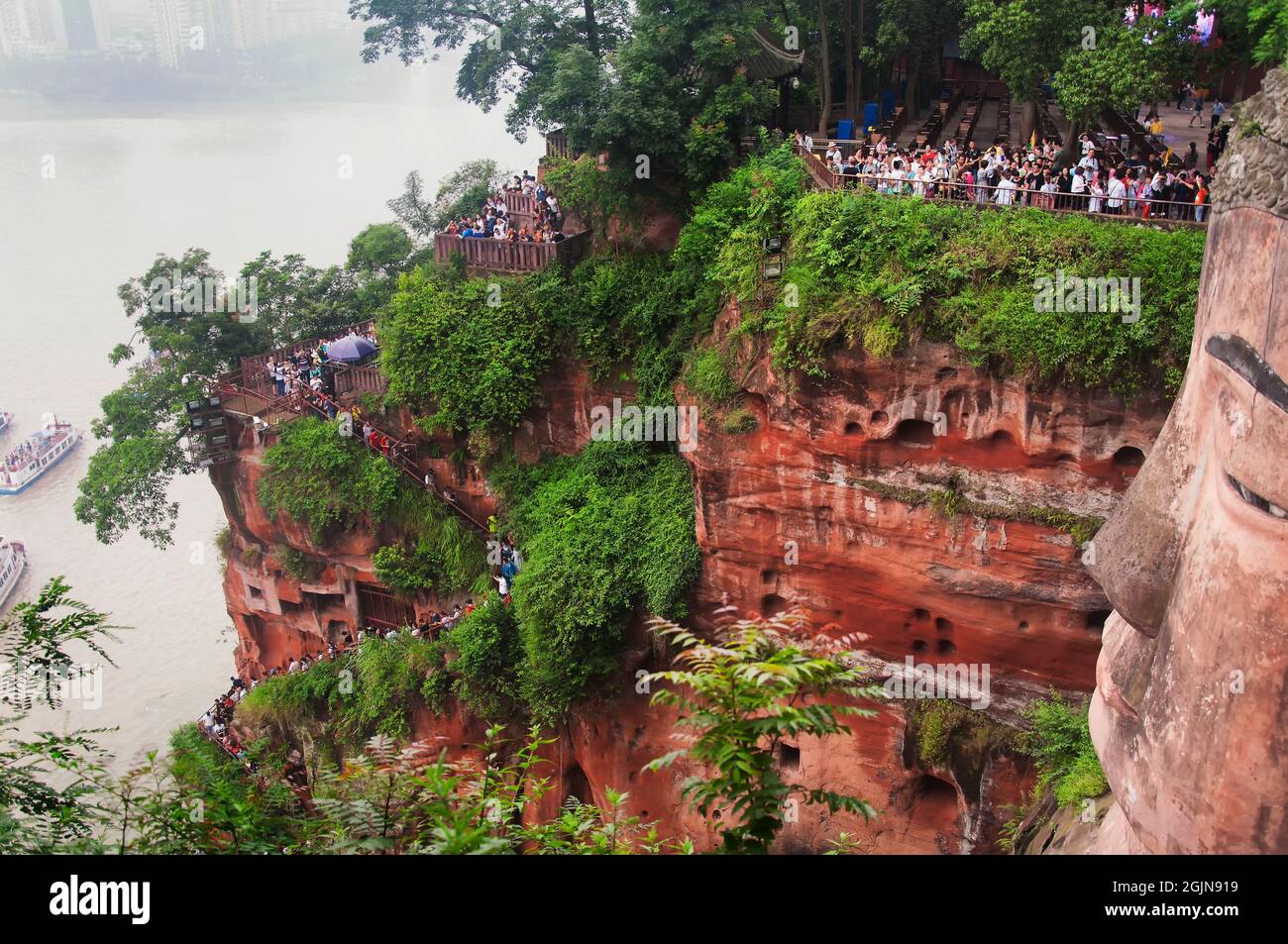 Giugno 24, 2018. Leshan, cina. I turisti che visitano l'antica statua gigante del buddha di Leshang situata nel distretto di Shizhong della provincia cinese di leshan sichuan Foto Stock