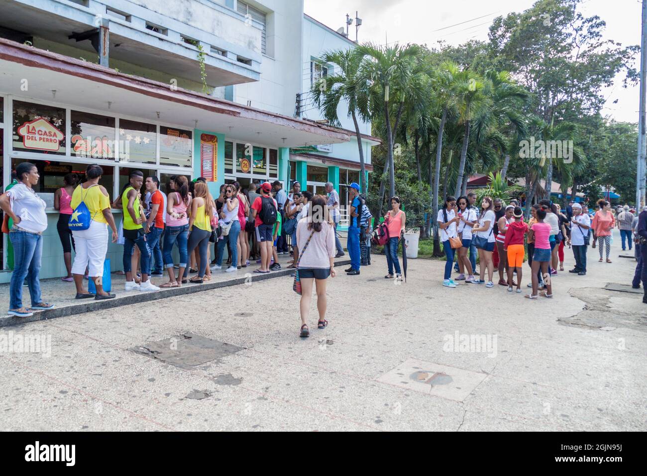 HAVANA, CUBA - 21 FEBBRAIO 2016: Lunga coda di persone in attesa di un hot dog. Foto Stock