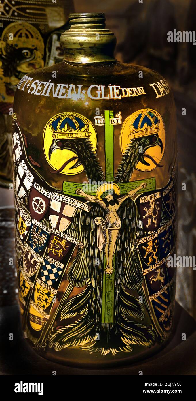 Tumbler con le braccia dell'Impero Romano (Reichsadler Humpen) Germania Oberfranken 1649, (rivestimento trasparente giallo in smalto di vetro) Crocifissione, Foto Stock