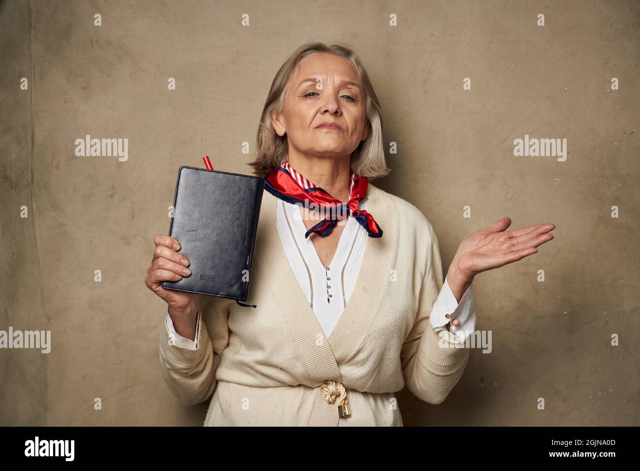 donna anziana in vestaglia con un notebook in studio lavoro Foto stock -  Alamy