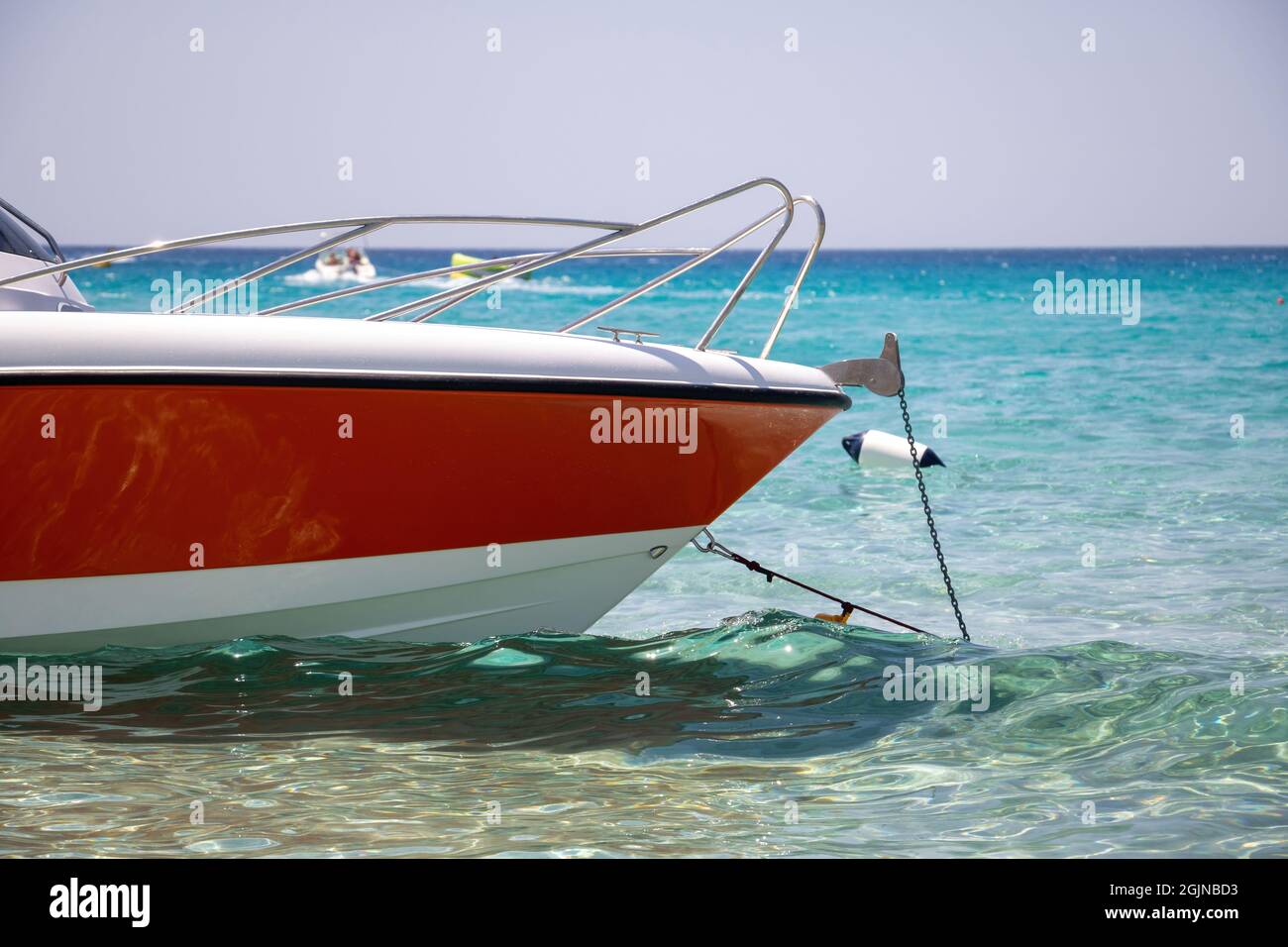 Barca sulla spiaggia in estate Foto Stock