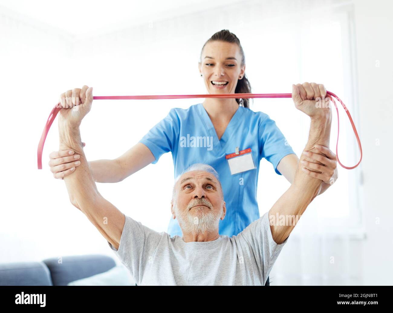 infermiera medico cura di alto livello esercizio terapia fisica ecercising aiuto assistenza pensione casa anziano uomo Foto Stock