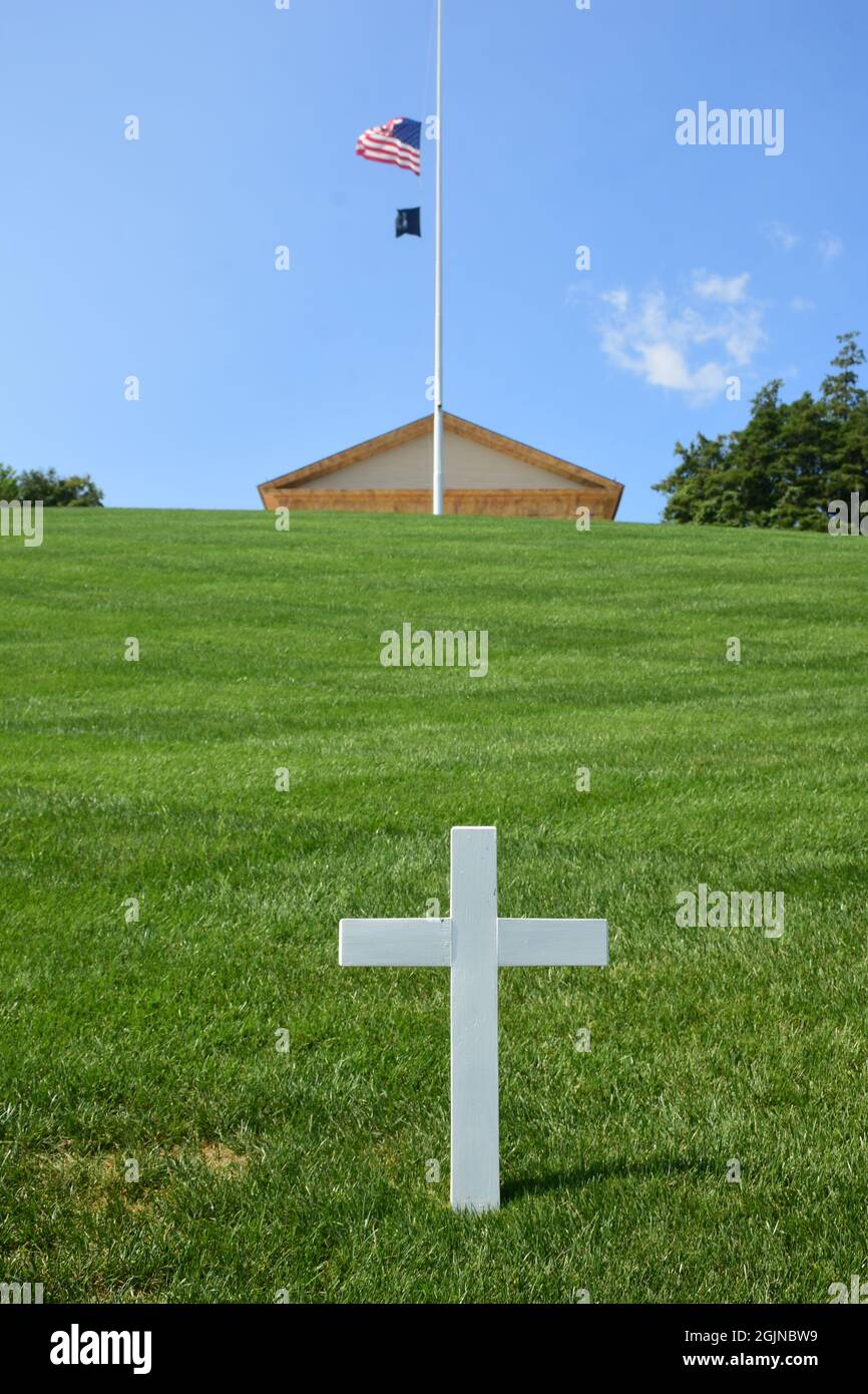 La semplice croce di legno segna la tomba di Robert F Kennedy al cimitero nazionale di Arlington vicino Washington, DC. Foto Stock