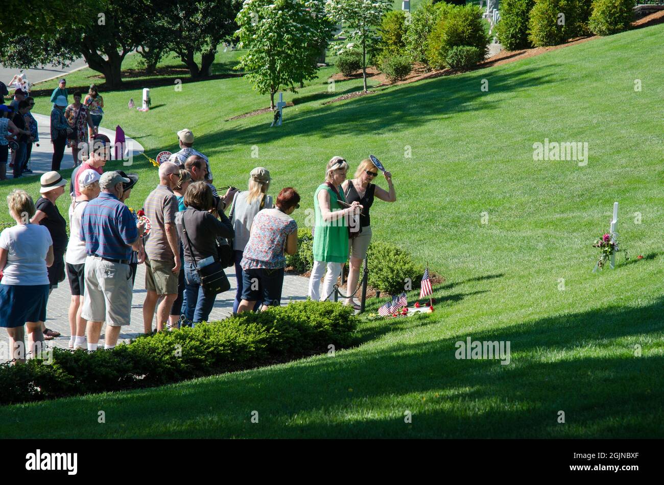 Robert Kennedy si trova vicino ai suoi fratelli nel cimitero nazionale di Arlington. Memorial Day presso il cimitero nazionale di Arlington, 26 maggio 2014. Foto Stock