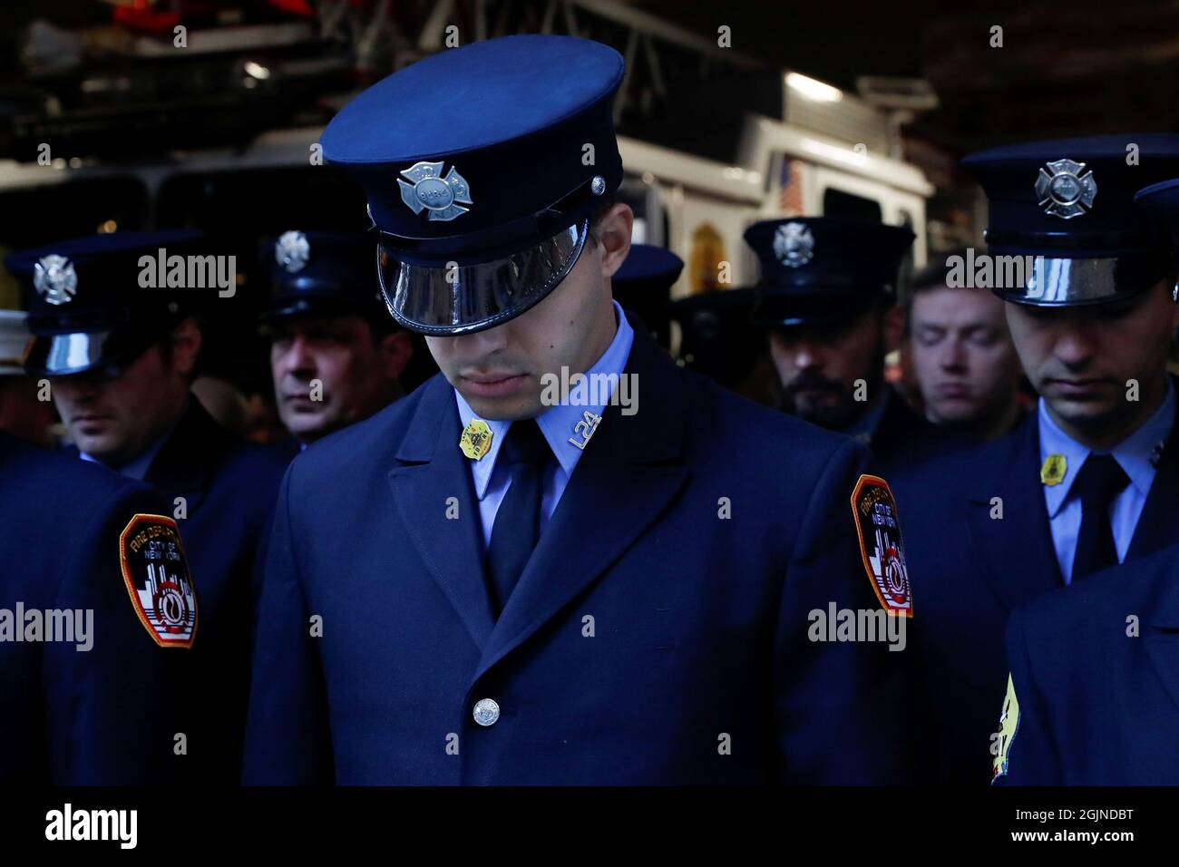 I vigili del fuoco partecipano a una cerimonia che segna il 20° anniversario degli attacchi del 11 settembre 2001, presso la casa dei vigili del fuoco FDNY Engine 1/Ladder 24 a New York City, New York, Stati Uniti, 11 settembre 2021. REUTERS/Shannon Stapleton Foto Stock