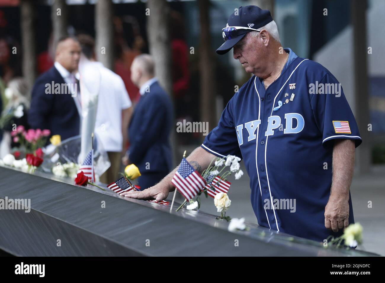 New York City, USA. 11 Settembre 2021. Un uomo lutto al Memorial del 9/11 in occasione del 20° anniversario degli attacchi del 11 settembre a Manhattan, New York, sabato 11 settembre 2021. Pool Photo by Mike Segar/UPI Credit: UPI/Alamy Live News Foto Stock