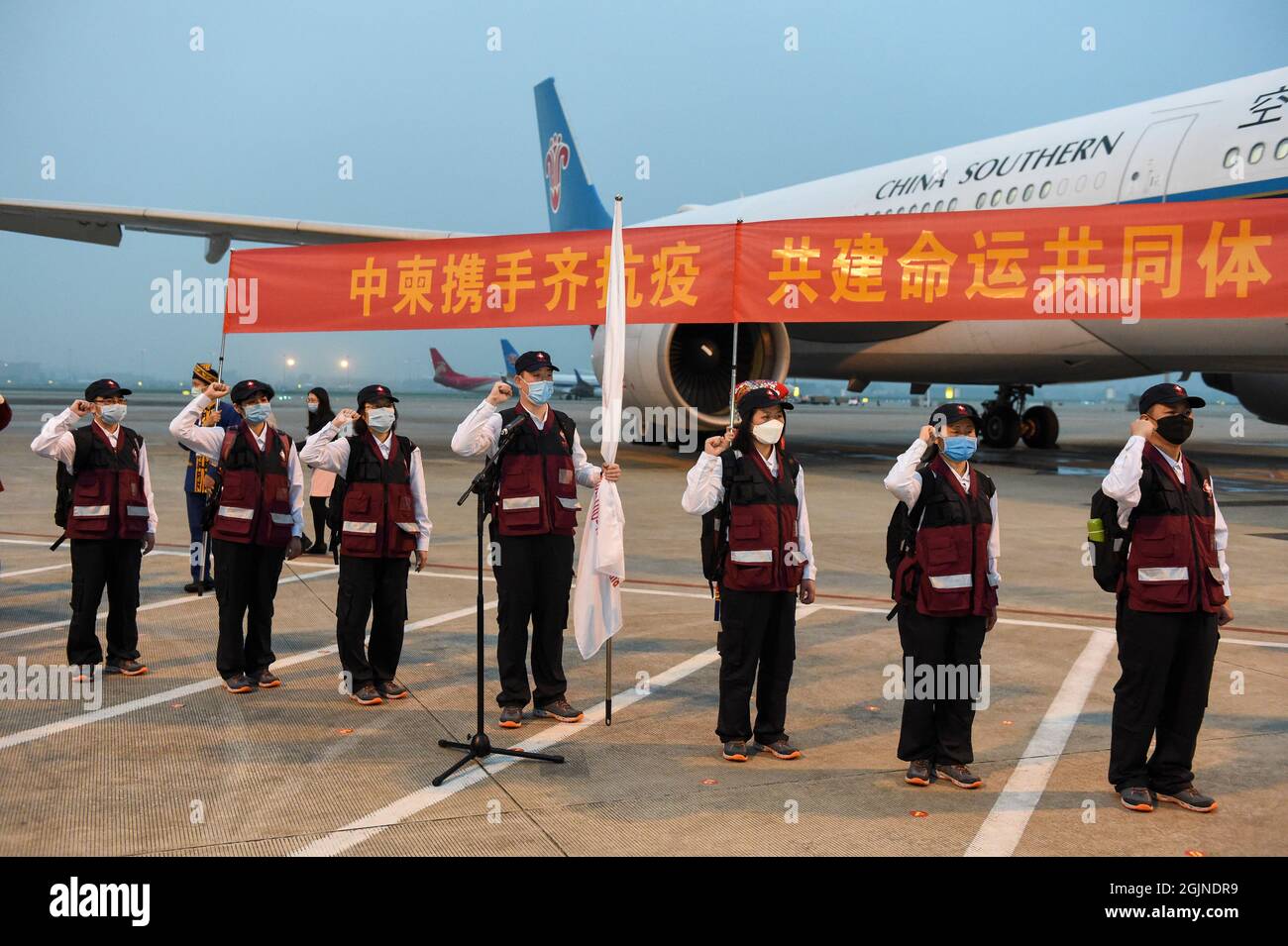 (210911) -- NANNING, 11 settembre 2021 (Xinhua) -- gli esperti medici prestano giuramento prima di partire per la Cambogia per aiutare gli sforzi di prevenzione e di controllo epidemico là all'Aeroporto Internazionale di Nanning Wuxu a Nanning, regione autonoma di Guangxi Zhuang della Cina meridionale, 23 marzo 2020. Da quando la Cina e l'ASEAN hanno stabilito le relazioni di dialogo nel 1991, le due parti si sono impegnate a promuovere lo sviluppo regionale e la prosperità con una cooperazione globale e apportando benefici tangibili alle persone della regione. (Xinhua/Cao Yiming) Foto Stock