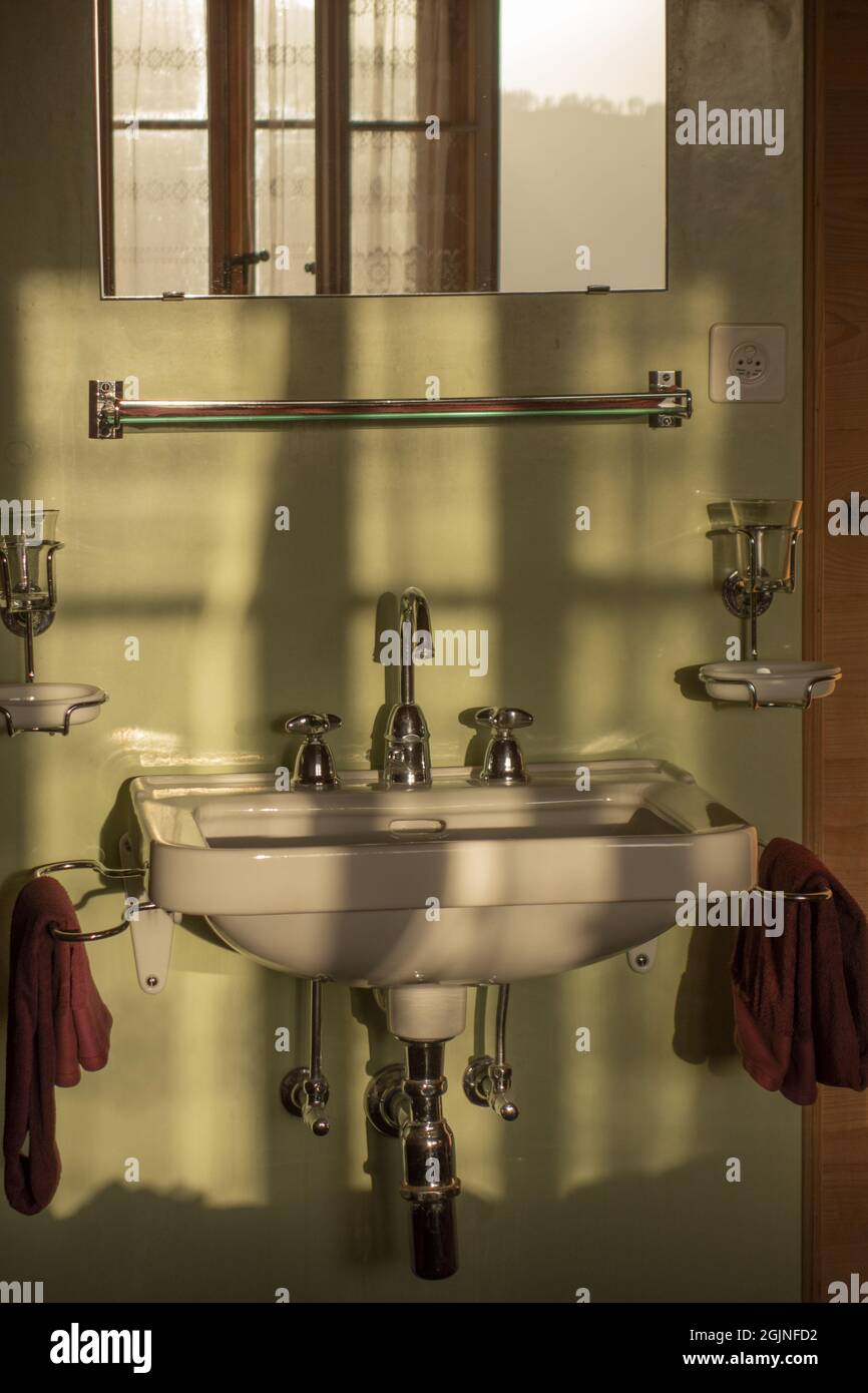 Getto verticale in bagno per i dettagli del lavandino e un