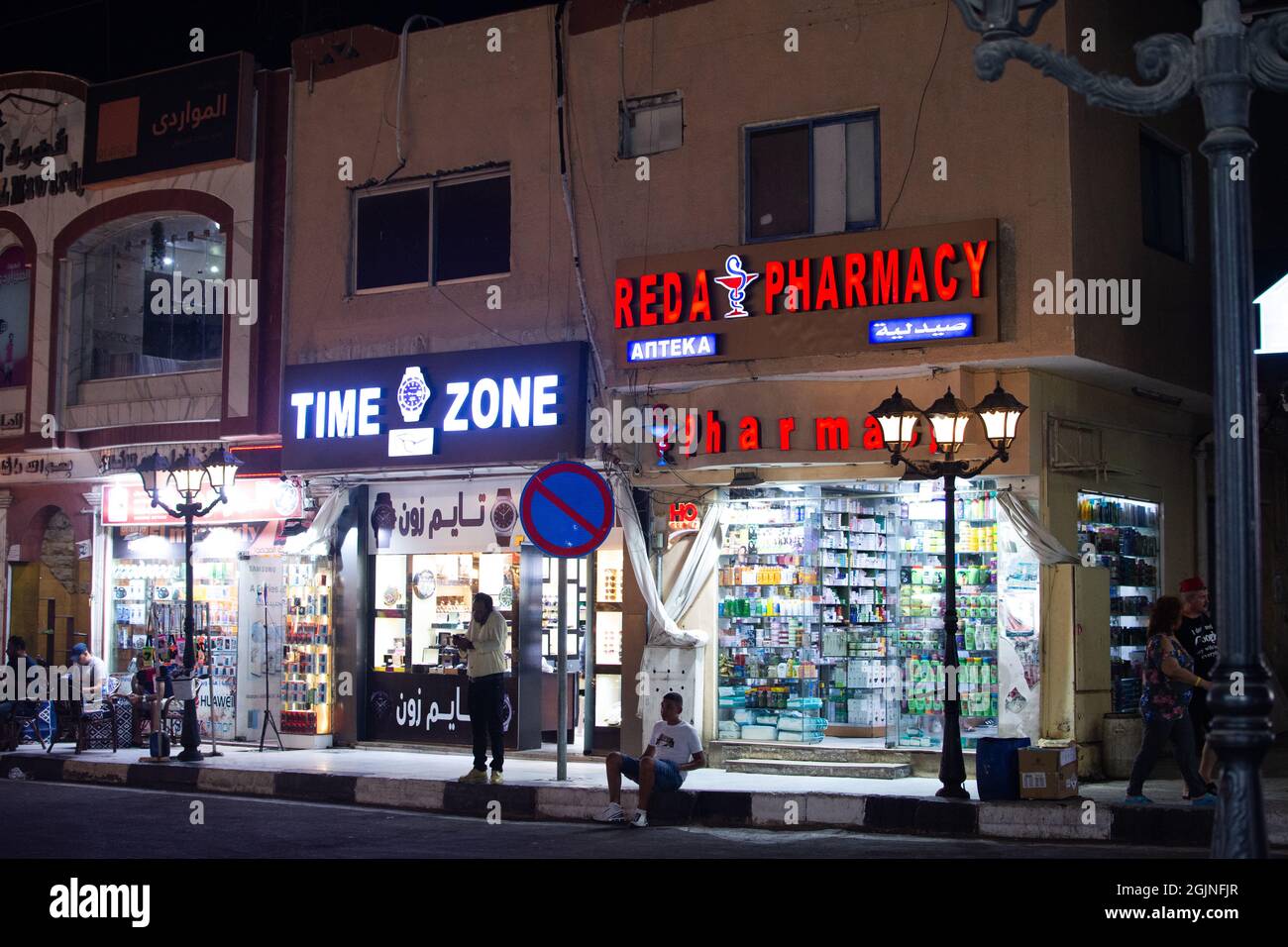 via, negozi di luce di notte, Sharm el Sheikh Foto Stock