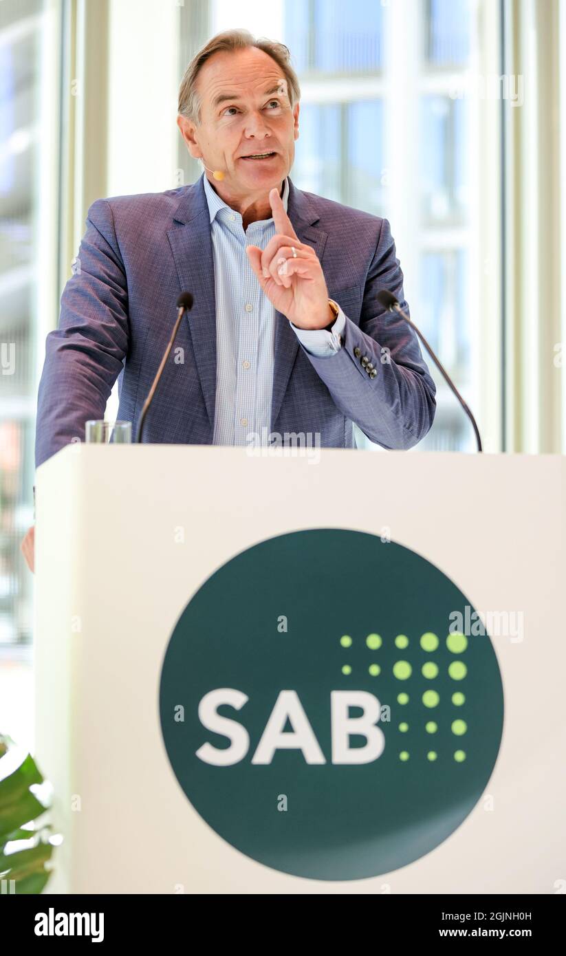 09 settembre 2021, Sassonia, Lipsia: Burkhard Jung (SPD), sindaco di Lipsia, parla alla cerimonia di apertura del nuovo edificio della Sächsische Aufbaubank. L'istituto di sviluppo del libero Stato ha ora una seconda grande sede nella città delle fiere, oltre alla precedente sede a Dresda. Secondo SAB, il nuovo edificio ospiterà circa 500 posti di lavoro, di cui 200 saranno inizialmente occupati. Più tardi, circa 400 dipendenti lavoreranno a Lipsia. L'elaborato edificio, progettato da una società architettonica londinese, costa circa 165 milioni di euro. In origine, 107 milioni di euro più un Foto Stock