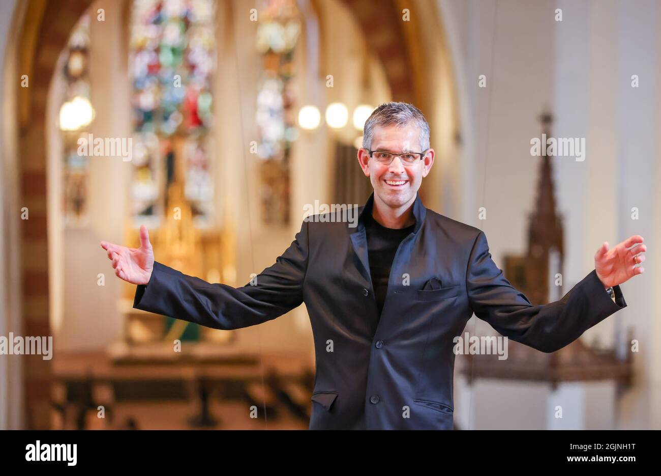 Lipsia, Germania. 11 Settembre 2021. Il nuovo Thomaskantor Andreas Reize si trova nella Thomaskirche. Lo stesso giorno fu solennemente inaugurato come Thomaskantor il direttore d'orchestra svizzero. Il 46 anni è il 18° successore di Johann Sebastian Bach. Negli oltre 800 anni di storia del coro di ragazzi famoso in tutto il mondo, è classificato come il suo 46° direttore. Credit: Jan Woitas/dpa-Zentralbild/dpa/Alamy Live News Foto Stock