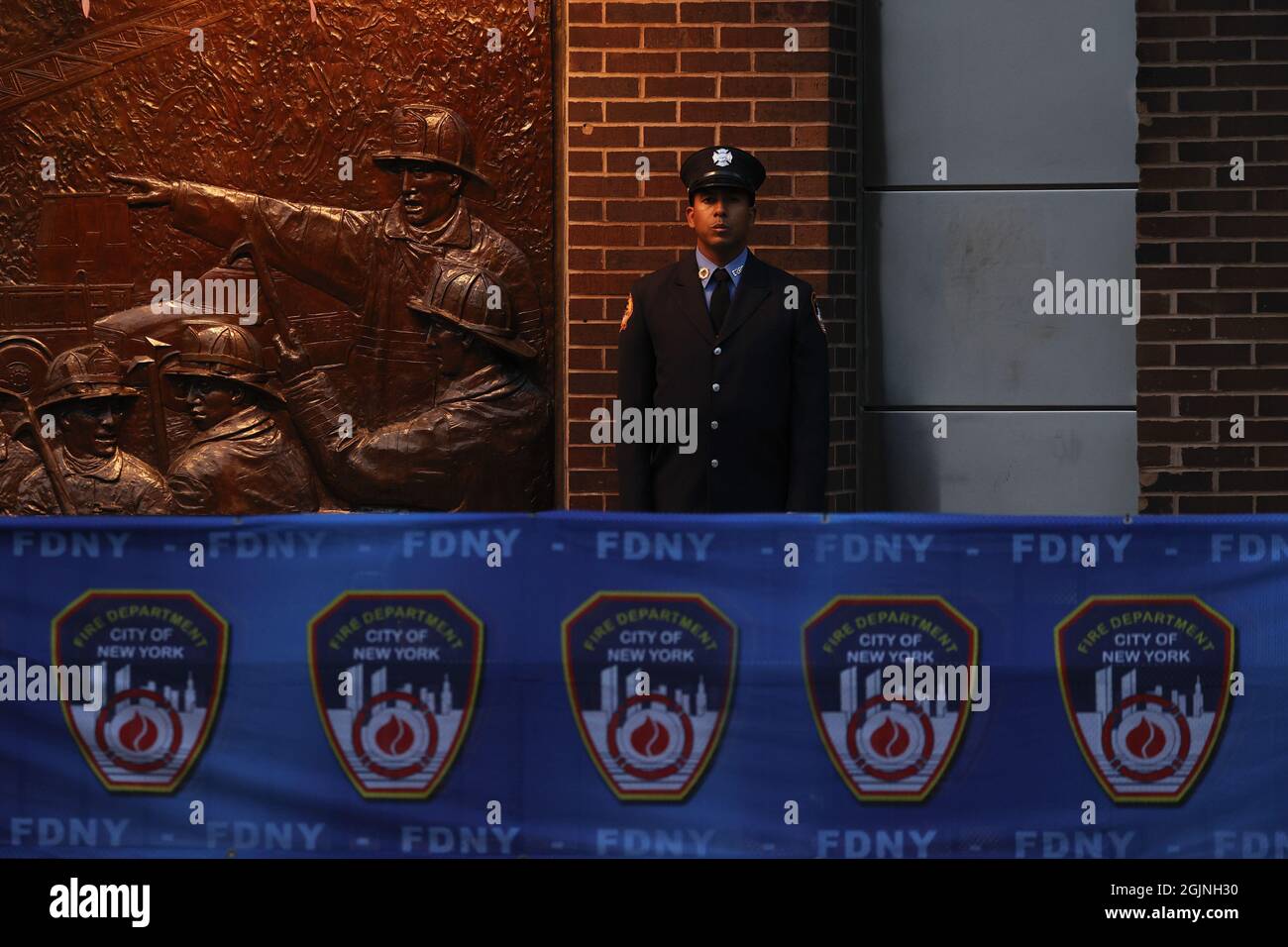 New York City, USA. 11 Settembre 2021. Un vigile del fuoco si erge fuori dalla FDNY Ten House al Memorial 9/11 nel 20° anniversario degli attacchi del 11 settembre a Manhattan, New York City, sabato 11 settembre 2021. Pool Photo by Mike Segar/UPI Credit: UPI/Alamy Live News Foto Stock