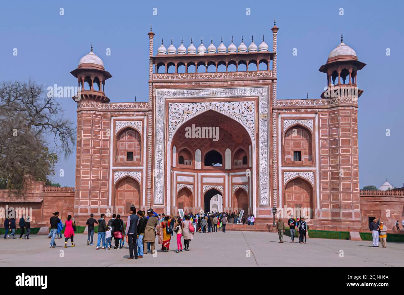 Vista della Grande porta chiamata 'Darwaza-i-rauza' che conduce al complesso Taj Mahal. Foto Stock