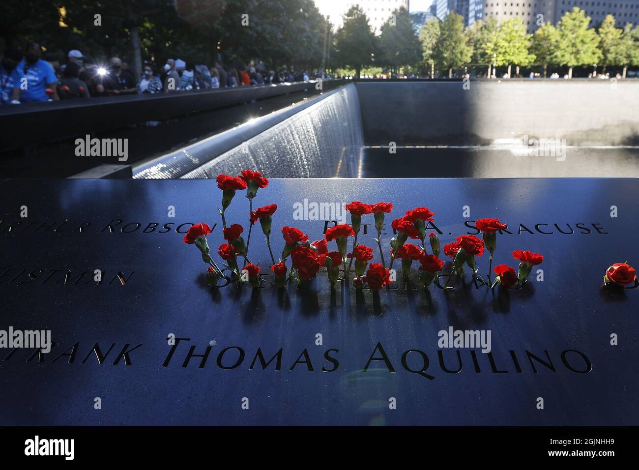 New York City, USA. 11 Settembre 2021. I fiori sono visti nel 9/11 Memorial in occasione del 20° anniversario degli attacchi del 11 settembre a Manhattan, New York City, sabato 11 settembre 2021. Pool Photo by Mike Segar/UPI Credit: UPI/Alamy Live News Foto Stock