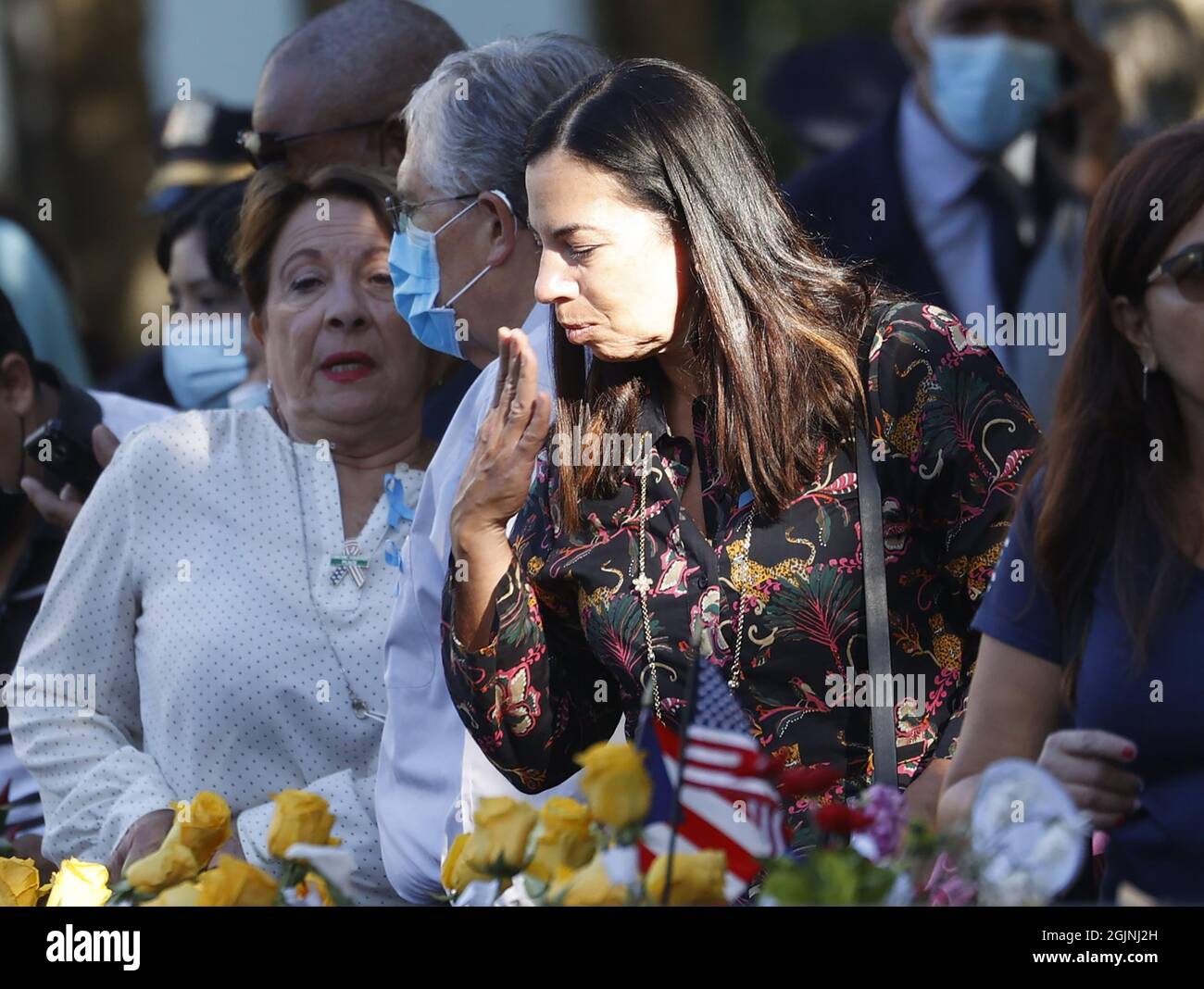 New York City, USA. 11 Settembre 2021. La gente visita il 9/11 Memorial in occasione del 20° anniversario degli attacchi del 11 settembre a Manhattan, New York City, sabato 11 settembre 2021. Pool Photo by Mike Segar/UPI Credit: UPI/Alamy Live News Foto Stock