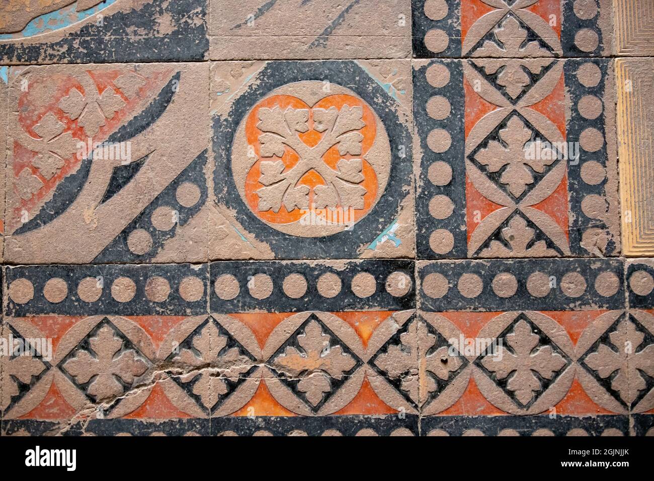HUNEDOARA, ROMANIA - 06 ago 2021: Un pavimento a mosaico del periodo medievale al Castello di Corvin nella città di Hunedoara Foto Stock