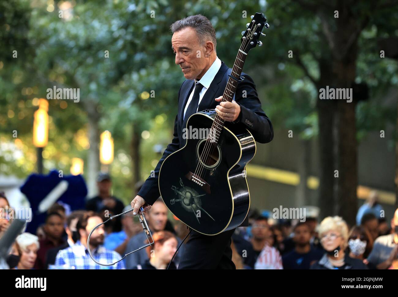 New York, Stati Uniti. 11 Settembre 2021. Il musicista Bruce Springsteen si esibisce durante la ventesima cerimonia annuale di commemorazione 9/11 al National 9/11 Memorial and Museum di New York City, N.Y., il 11 settembre 2021. Foto piscina di chip Somodevilla/UPI Credit: UPI/Alamy Live News Foto Stock
