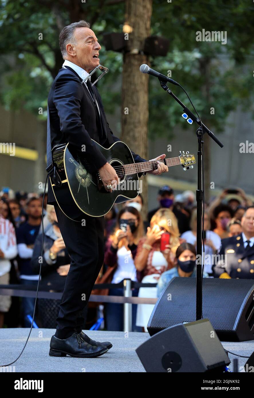 New York, Stati Uniti. 11 Settembre 2021. Il musicista Bruce Springsteen si esibisce durante la ventesima cerimonia annuale di commemorazione 9/11 al National 9/11 Memorial and Museum di New York City, New York, il 11 settembre 2021. Foto piscina di chip Somodevilla/UPI Credit: UPI/Alamy Live News Foto Stock