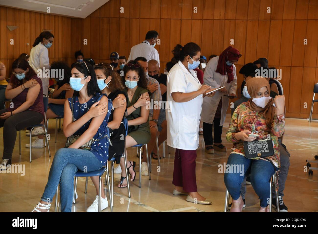 Tunisi, Tunisia. 11 Settembre 2021. Le persone ricevono vaccini COVID-19 presso un centro di vaccinazione di Tunisi, Tunisia, il 11 settembre 2021. La Tunisia ha lanciato sabato una giornata nazionale aperta per la vaccinazione contro il COVID-19 in tutto il paese, preparandosi per l'apertura della scuola a metà settembre. Credit: Alamy Live News Foto Stock