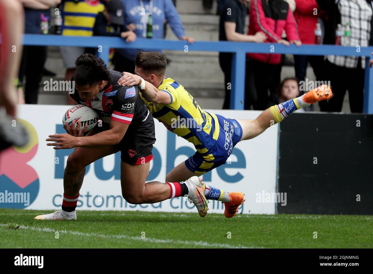 Ken Sio di Salford Reds segna durante la partita della Betfred Super League all'Halliwell Jones Stadium di Warrington. Data foto: Sabato 11 settembre 2021. Foto Stock