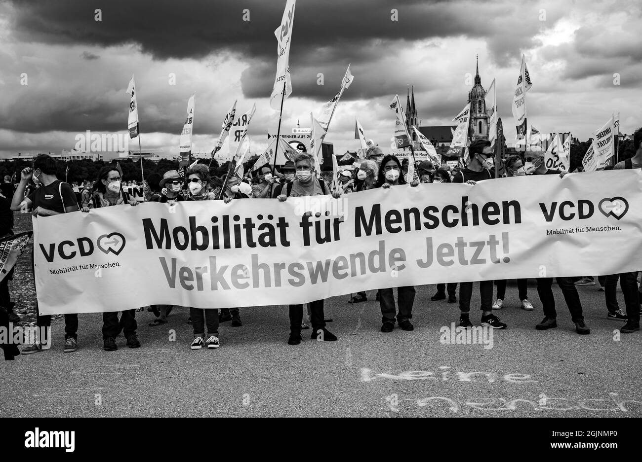 Monaco di Baviera, Germania. 11 Settembre 2021. Am 11.9.2021 demonstrieren in München Tausende Menschen auf der Aussteigen Demo gegen die Internationale Automobilausstellung ( IAA ). Il 11 settembre 2021 migliaia di attivisti hanno partecipato a una manifestazione contro la mobilità IAA a Monaco di Baviera, in Germania. (Foto di Alexander Pohl/Sipa USA) Credit: Sipa USA/Alamy Live News Credit: Sipa USA/Alamy Live News Foto Stock