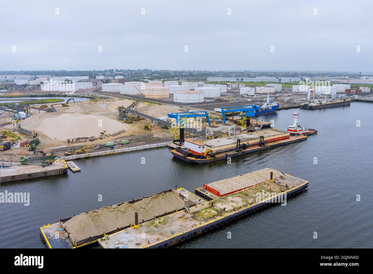 Industria edile nella zona di raffineria del serbatoio di stoccaggio di petrolio e gas Foto Stock