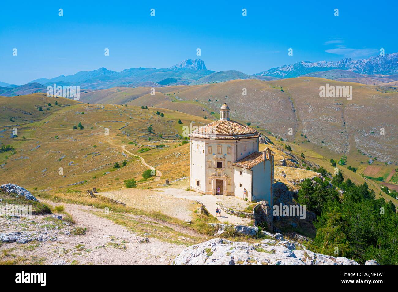 Chiesa di Santa Maria della Pieta nei pressi del castello di Rocca Calascio, Abruzzo Foto Stock