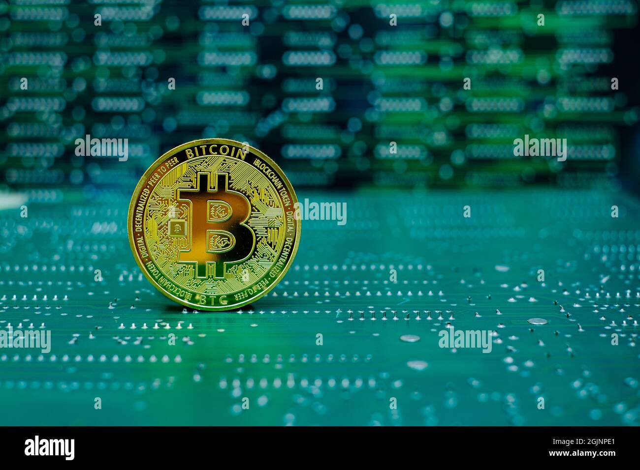 Golden bitcoin criptovaluta nuova versione su scheda elettronica per computer Foto Stock