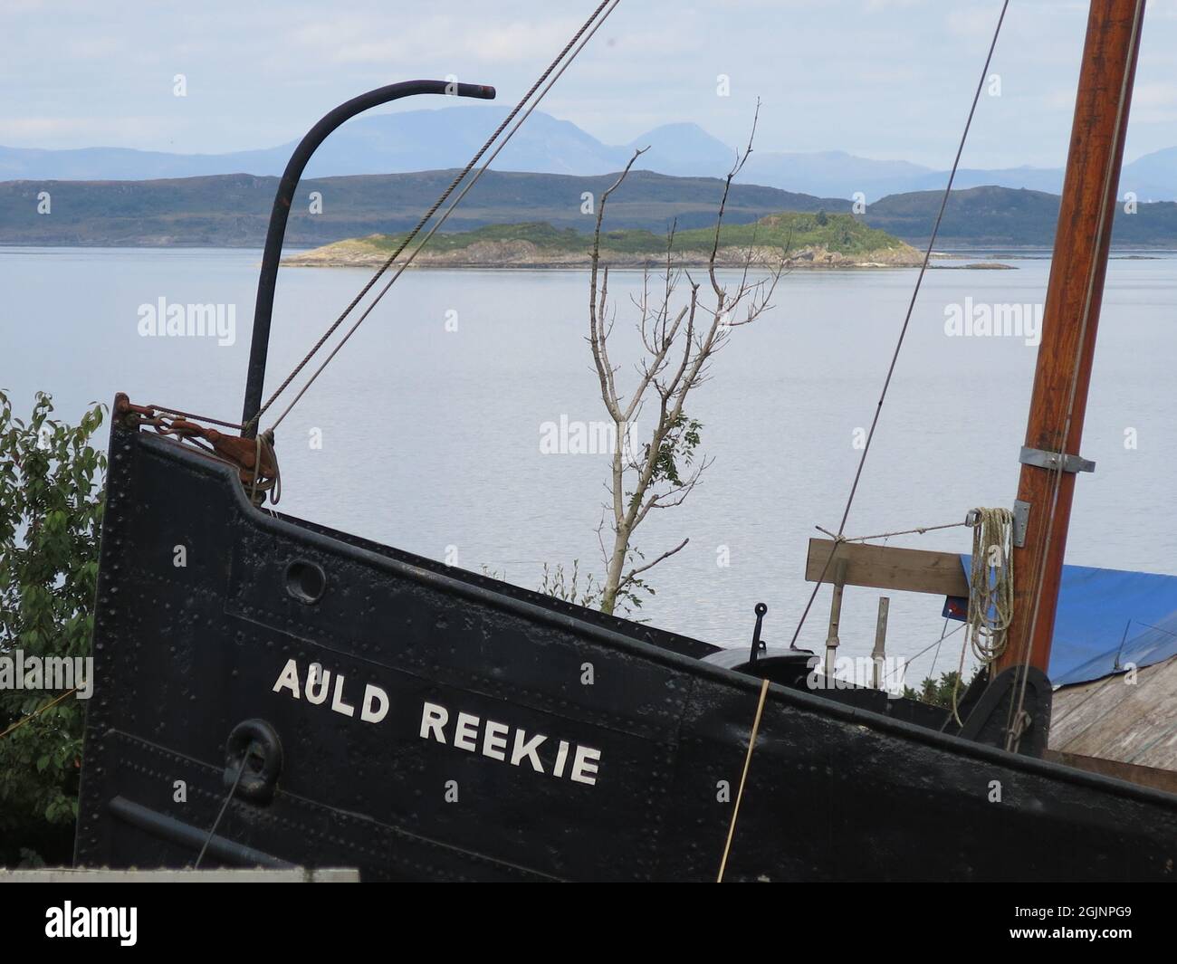 Vista di Auld Reekie, VIC 27, sullo scivolo del cantiere Crinan Boatyard, dove è stata restaurata al suo antico splendore come una spolietta a vapore Clyde lunga 66 piedi. Foto Stock