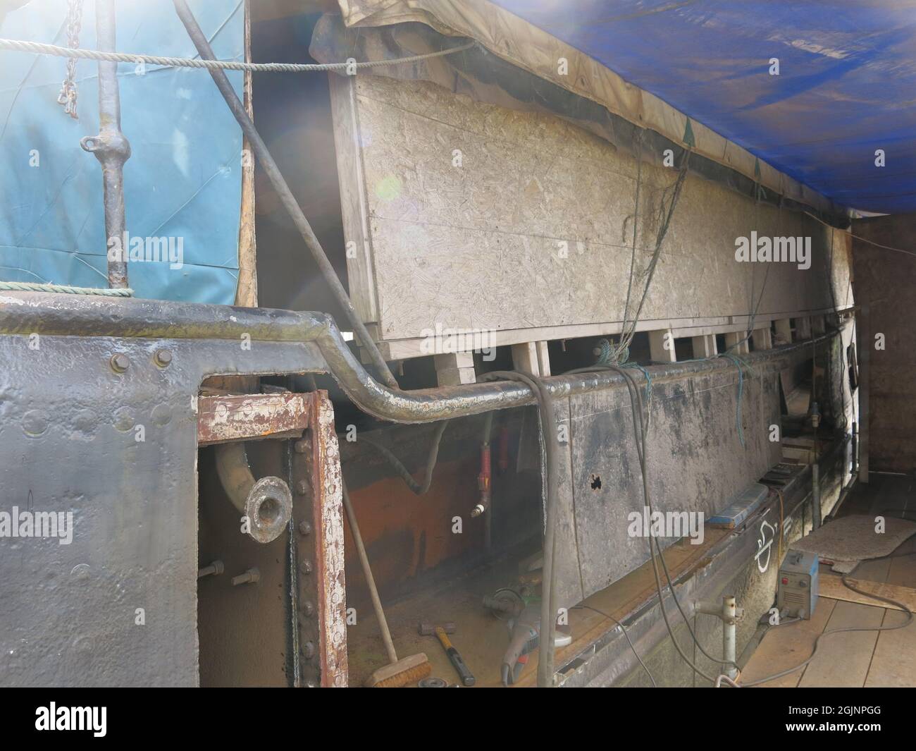 Gli appassionati di barche storiche possono vedere i progressi sul restauro dello scafo di Auld Reekie a Crinan Boatyard; l'installazione di una nuova lamiera d'acciaio. Foto Stock