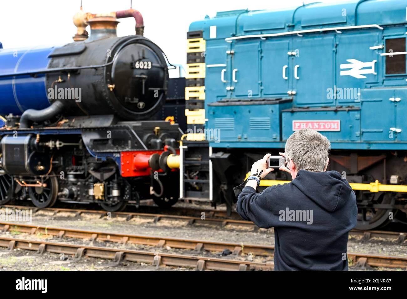 Didcot, Oxfordshire, Inghilterra - Giugno 2021: Persona che prende una foto di un motore a vapore al Didcot Railway Center. Foto Stock