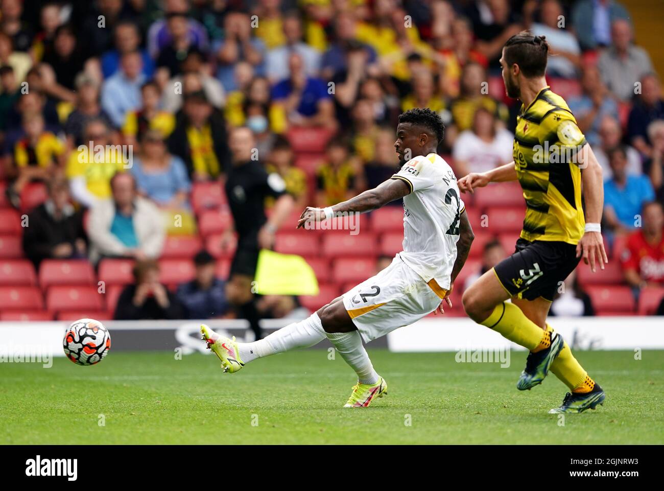 Nelson Semedo di Wolverhampton Wanderers spara al traguardo durante la partita della Premier League a Vicarage Road, Watford. Data foto: Sabato 11 settembre 2021. Foto Stock