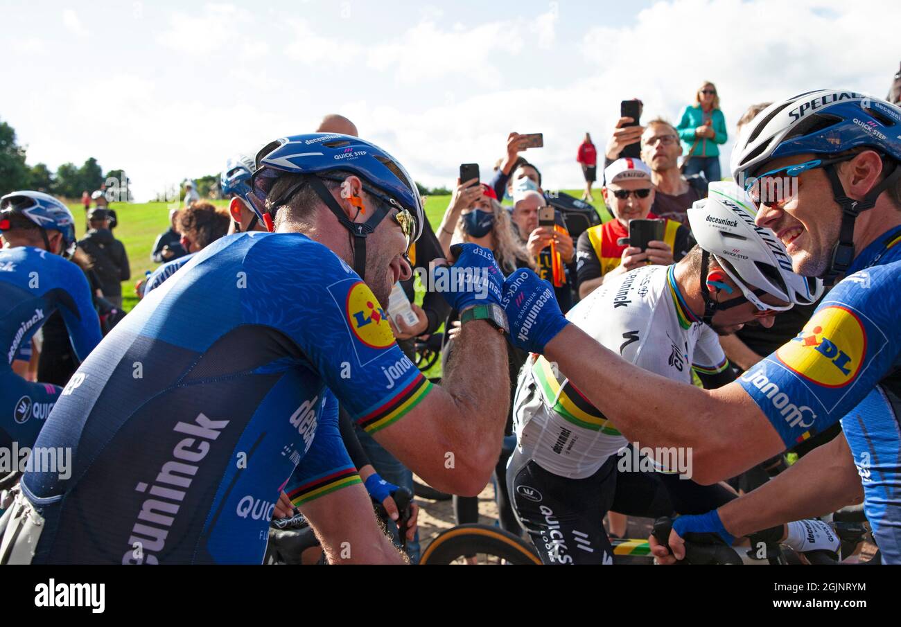 Edimburgo, Scozia, Regno Unito. 11 settembre 2021. AJ Bell Tour of Britain, 7° tappa, con arrivo a Holyrood Park. Il pilota belga Yves Lampaert ha conquistato Deceuninck, la prima vittoria di questo tour in Quick-Step. Nella foto: Mark Cavendish festeggia con i compagni di squadra. Foto Stock