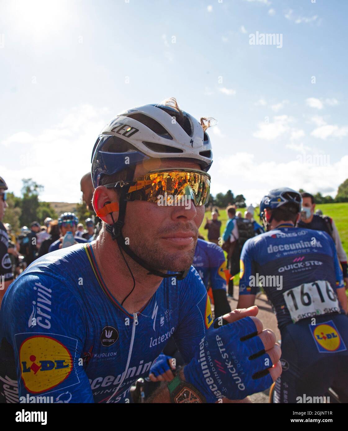 Edimburgo, Scozia, Regno Unito. 11 settembre 2021. AJ Bell Tour of Britain, 7° tappa, con arrivo a Holyrood Park. Il pilota belga Yves Lampaert ha conquistato Deceuninck, la prima vittoria di questo tour in Quick-Step. Nella foto: Mark Cavendish festeggia con i compagni di squadra. Foto Stock