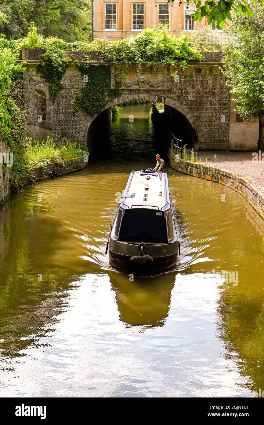 Bath, Inghilterra - Agosto 2021: Guida una barca stretta lungo il canale Kennett e Avon vicino al centro di Bath Foto Stock