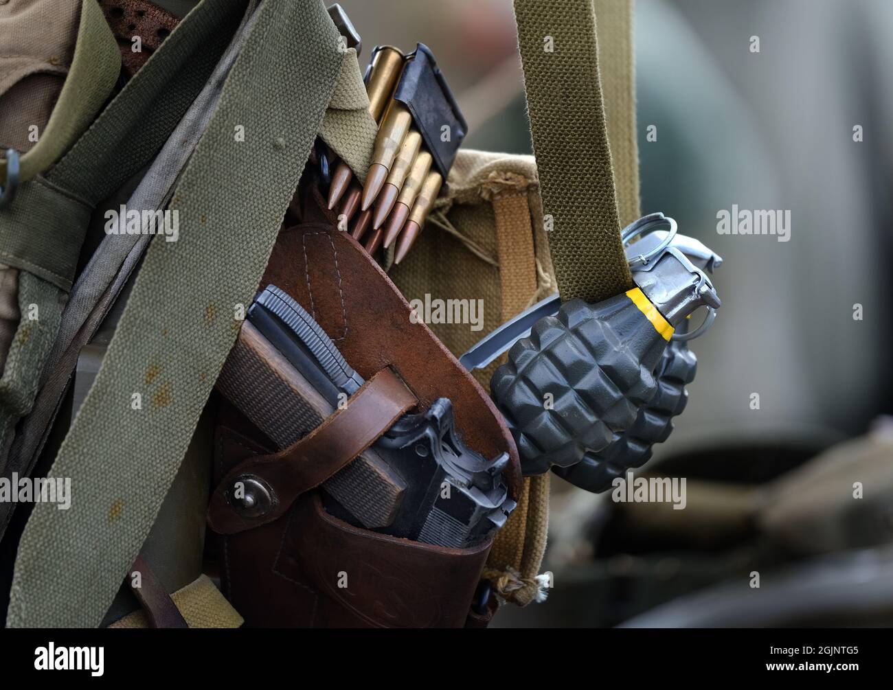 Granata di frammentazione americana e munizioni fucile. Foto Stock
