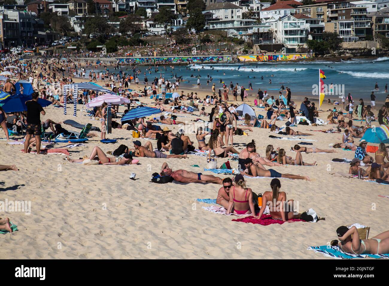 Sydney, Australia. Saturday11 Settembre 2021. La gente si rilassa sulla spiaggia di Bondi mentre le temperature primaverili raggiungono i 27 gradi oggi. Le restrizioni del Covid-19 sono destinate ad alleviare lunedì per le persone in alcune parti di Sydney che sono completamente vaccinate. Fino a cinque persone saranno autorizzate a riunirsi all'esterno. Credit: Paul Lovelace/Alamy Live News Foto Stock