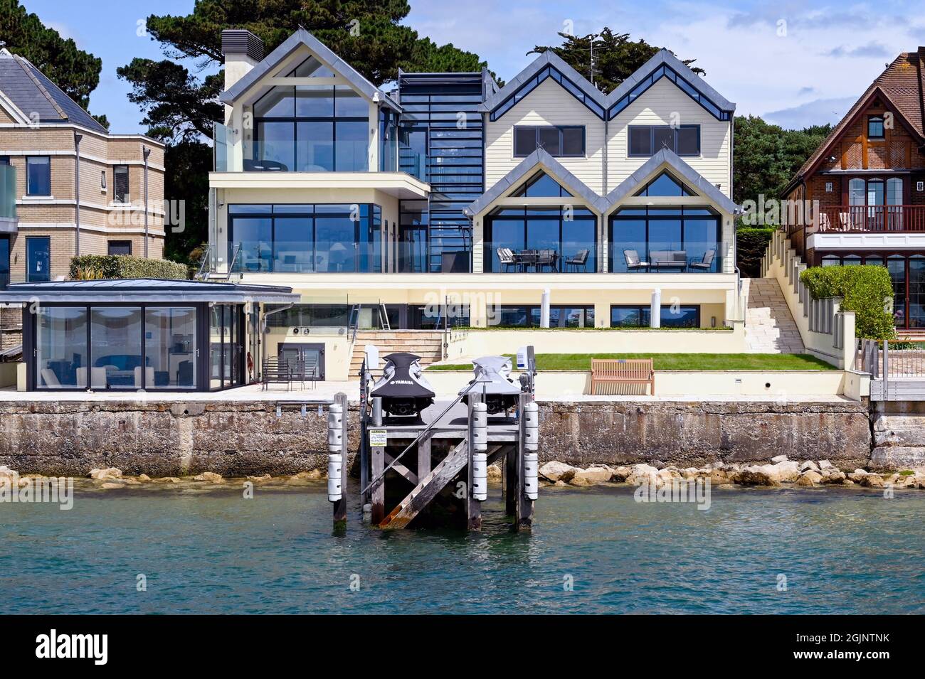 Poole, Dorset, Inghilterra - Giugno 2021: Casa di lusso sul lungomare nella zona Sandbanks di Poole. Foto Stock