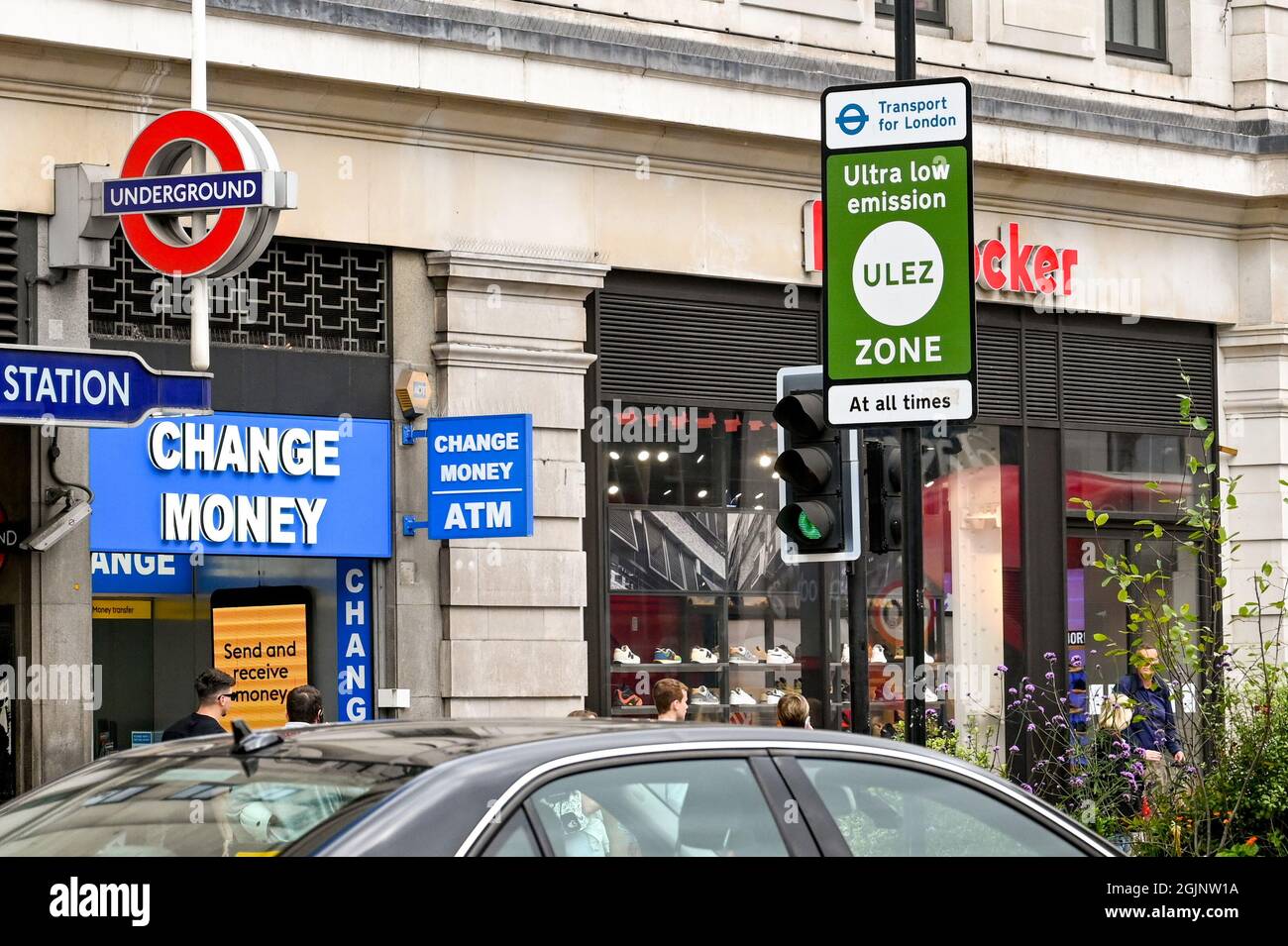 Londra, Inghilterra - Agosto 2021: Accedi al centro di Londra avvertendo che si stanno entrando in una zona a bassissime emissioni Foto Stock