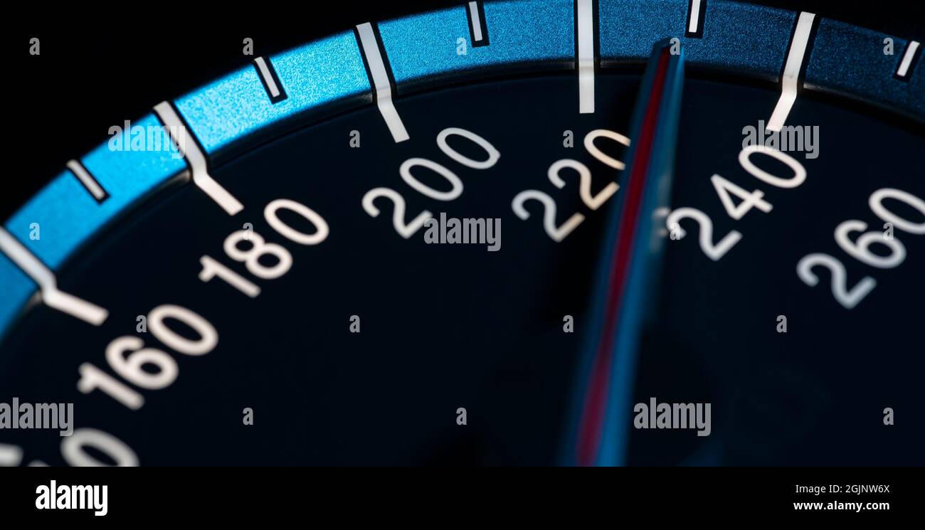 Dettaglio della velocità con il contachilometri dell'auto o il contagiri  macro shot Foto stock - Alamy