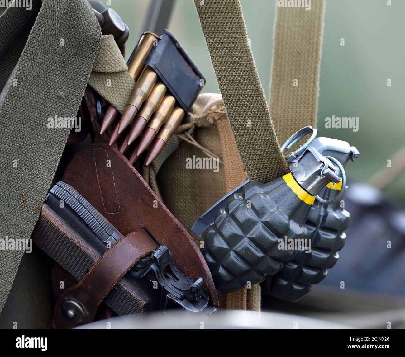 Granata di frammentazione americana e munizioni fucile. Foto Stock