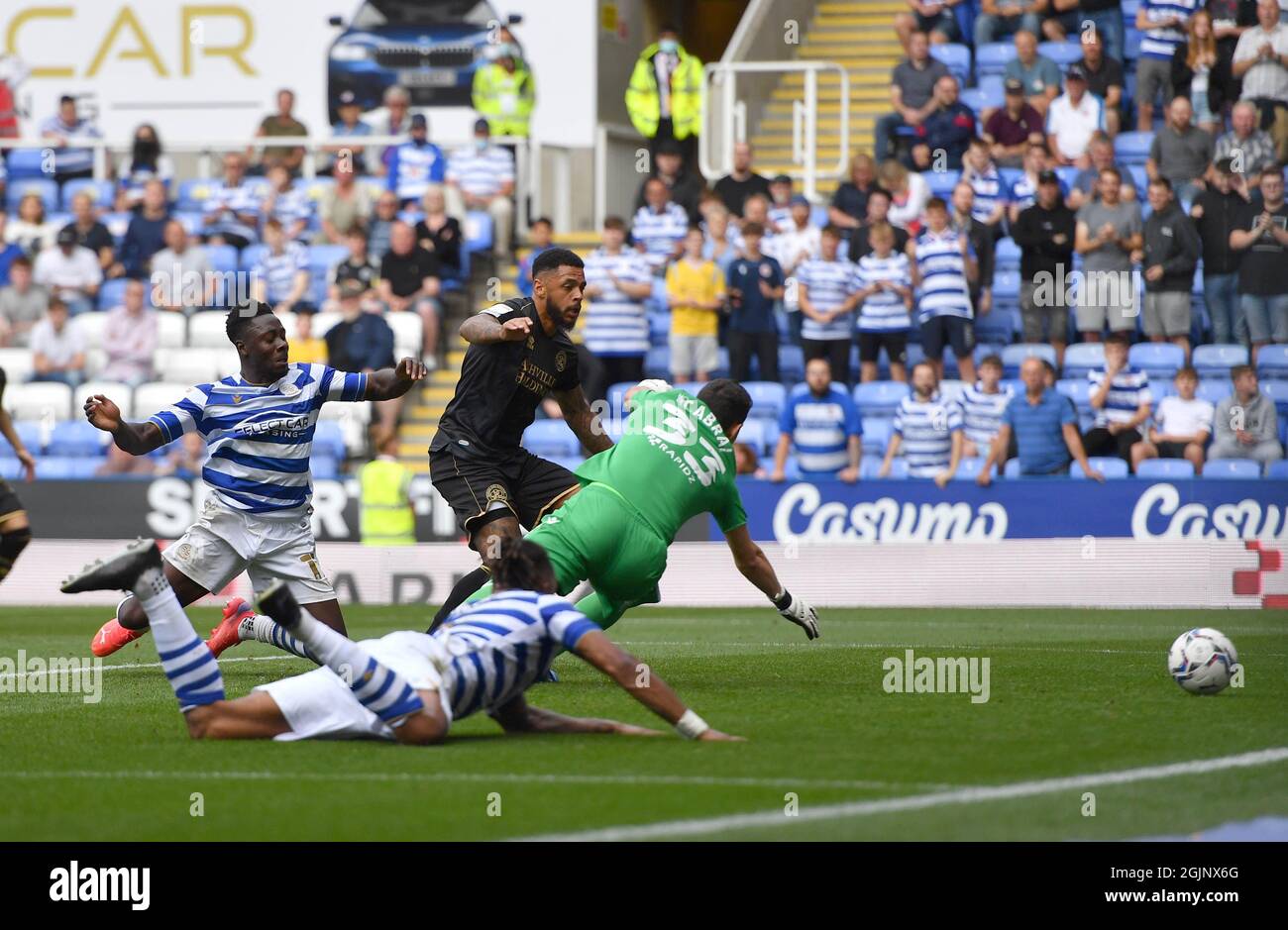 Andre Gray di Queens Park Rangers segna il 3-2 durante la partita del campionato Sky Bet al Select Car Leasing Stadium di Reading. Data foto: Sabato 11 settembre 2021. Foto Stock