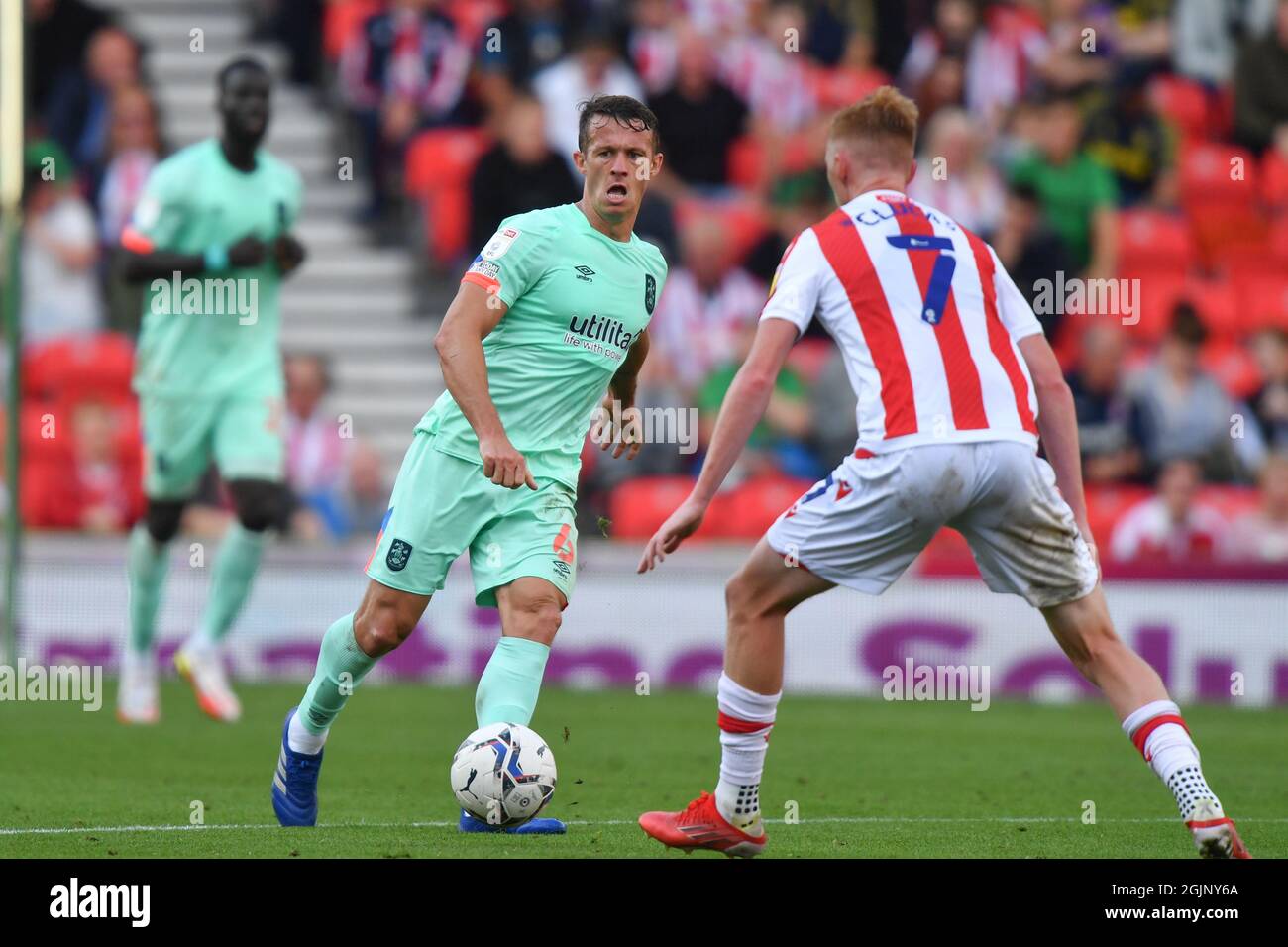 Jonathan Hogg #6 di Huddersfield Town passa la palla in, il 9/11/2021. (Foto di Richard Long/News Images/Sipa USA) Credit: Sipa USA/Alamy Live News Foto Stock