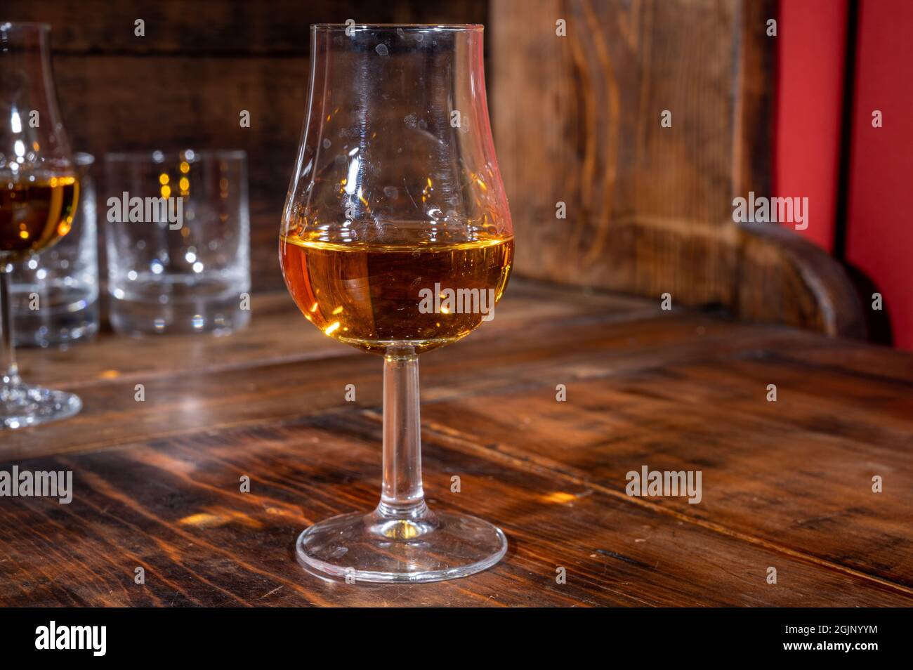 Bicchieri di forte scotch singolo whisky malto servito su tavolo di legno scuro in vecchio pub, sapori della Scozia Foto Stock